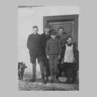005-0030 Hasselhuegel - Familie Fritz Krieg mit Hund Nixe .JPG